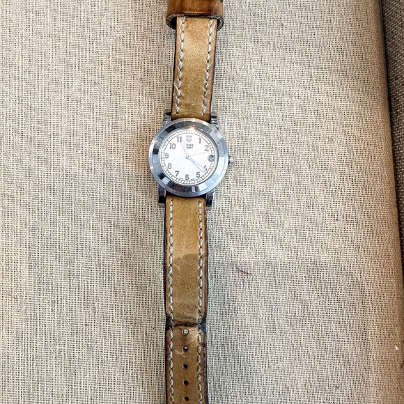Swiss Army leather watch - Picture 2 of 3